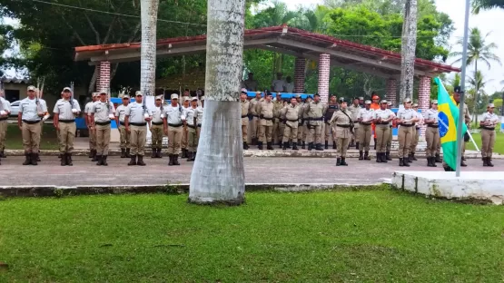 Polícia Militar de Teixeira de Freitas realiza solenidade ao Dia da Bandeira