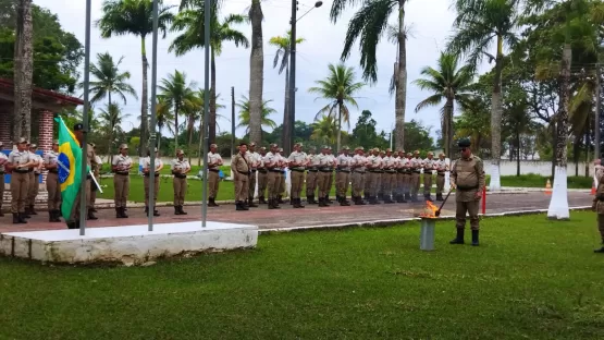 Polícia Militar de Teixeira de Freitas realiza solenidade ao Dia da Bandeira