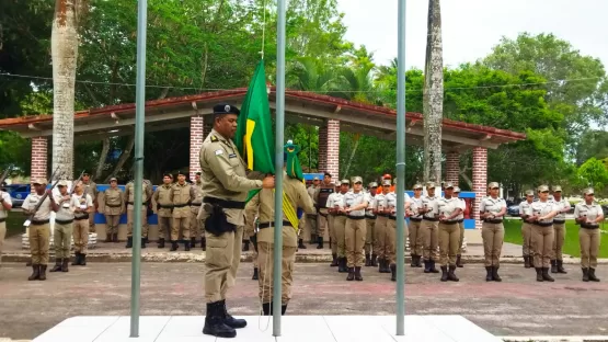 Polícia Militar de Teixeira de Freitas realiza solenidade ao Dia da Bandeira