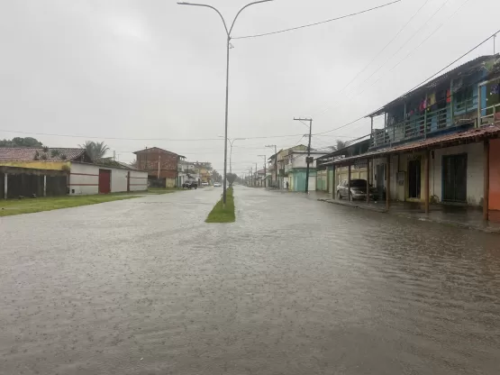 Chuva derruba ponte, alaga ruas e invade casas na cidade do Prado