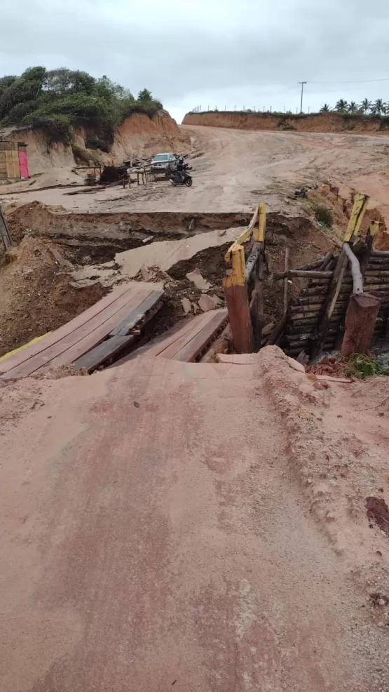 Chuva derruba ponte, alaga ruas e invade casas na cidade do Prado