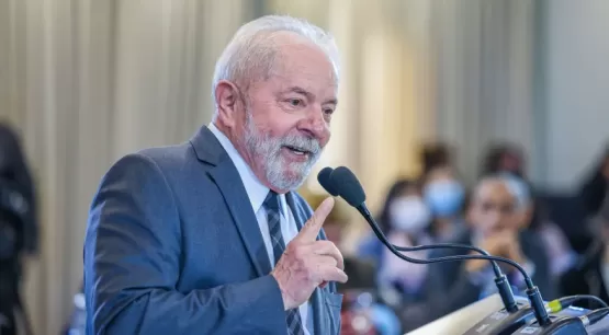 Lula fez cirurgia para retirada de lesão na laringe