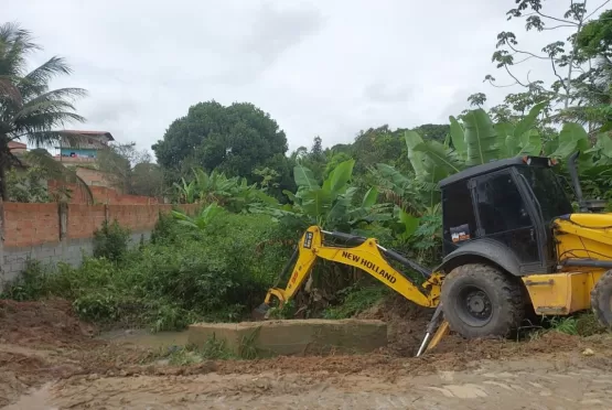 Prefeitura realiza serviço para evitar potenciais danos durante as chuvas em Teixeira de Freitas