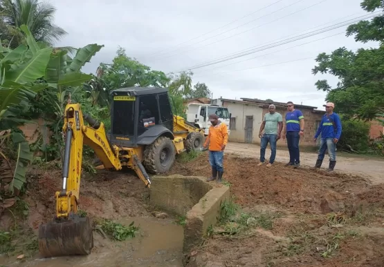 Prefeitura realiza serviço para evitar potenciais danos durante as chuvas em Teixeira de Freitas