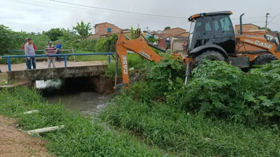 Prefeitura realiza serviço para evitar potenciais danos durante as chuvas em Teixeira de Freitas