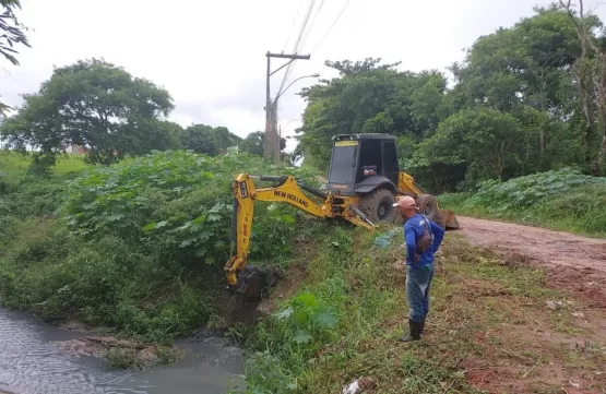 Prefeitura realiza serviço para evitar potenciais danos durante as chuvas em Teixeira de Freitas