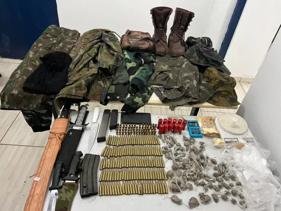 PM e PC prendem traficante com munições de fuzil e drogas
