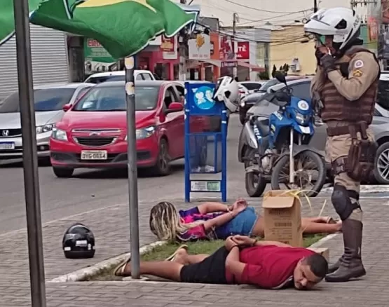 Casal que tentou fugir de moto da PM é preso com maconha, em Teixeira de Freitas