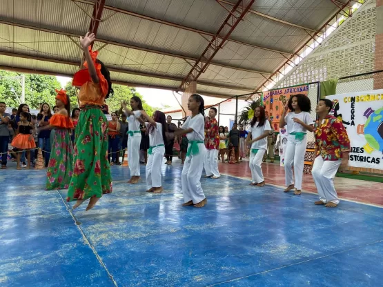 Prefeitura de Medeiros Neto realiza culminância do Projeto Consciência Negra com alunos, familiares e equipe da Escola Christinna