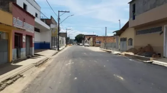 Prefeitura de Itamaraju asfalta todos os 1.170 metros da Rua 5 de Outubro