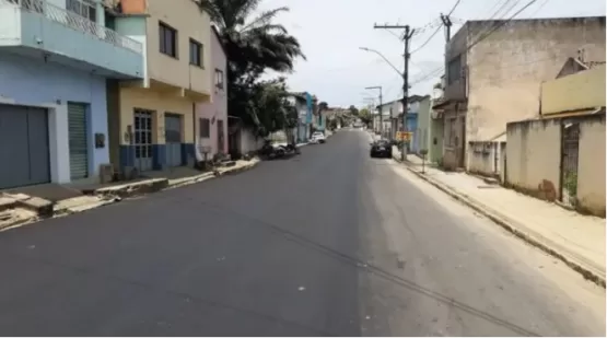 Prefeitura de Itamaraju asfalta todos os 1.170 metros da Rua 5 de Outubro