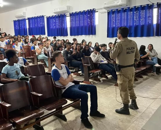 Comandante diz que palestras aproximam PM e alertam comunidade estudantil sobre os males da droga