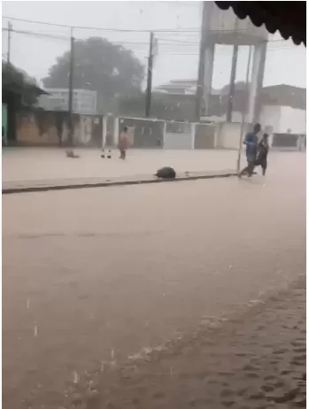 Chuva causa alagamentos em ruas e avenidas de Nova Viçosa 