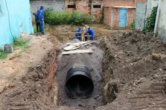 Prefeitura conclui rede de drenagem na rua Paraíba em Teixeira de Freitas