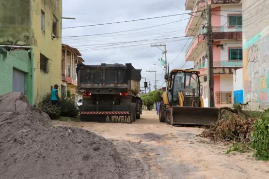 Prefeitura conclui rede de drenagem na rua Paraíba em Teixeira de Freitas