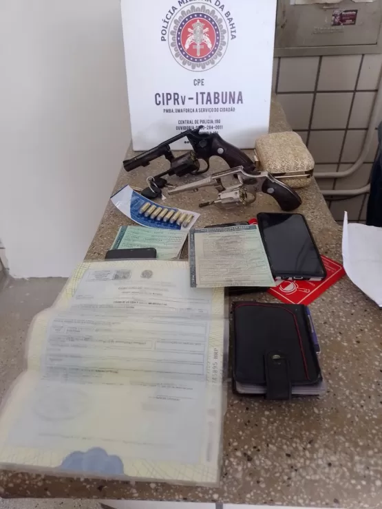 PRE detêm homem com carro roubado e armas na BA 290 em Teixeira de Fretas