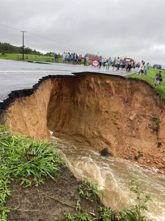 Vídeos -BR 101 interditada - Chuva abre cratera e trecho é totalmente interditado em Aracruz, ES