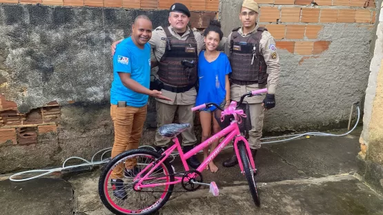 Soldados da Polícia Militar doam bicicleta a criança que teve a sua roubada em Teixeira de Freitas