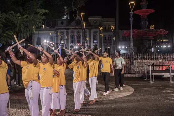 Alunos da Associação Golfinho levam a beleza e o ritmo da capoeira para o Afro Fashion Day 2022