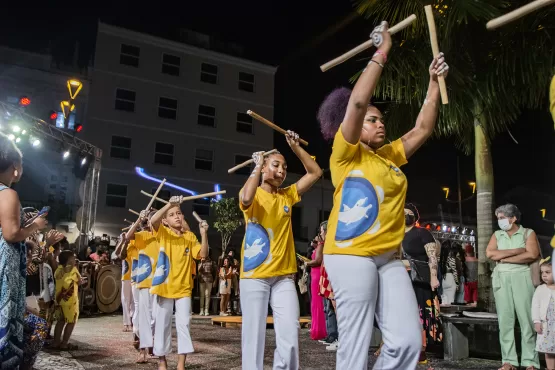 Alunos da Associação Golfinho levam a beleza e o ritmo da capoeira para o Afro Fashion Day 2022