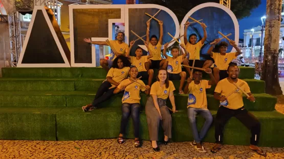 Alunos da Associação Golfinho levam a beleza e o ritmo da capoeira para o Afro Fashion Day 2022