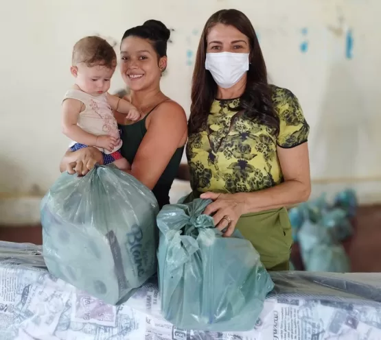 Prefeitura de Medeiros Neto realiza entrega de kits para famílias do bairro Nossa Senhora Aparecida