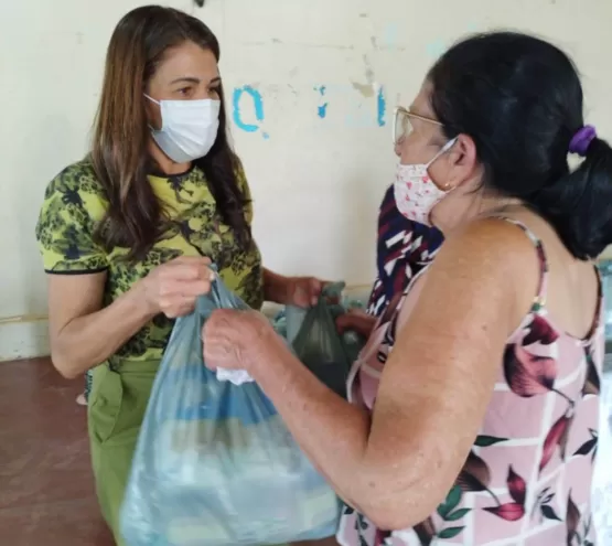 Prefeitura de Medeiros Neto realiza entrega de kits para famílias do bairro Nossa Senhora Aparecida