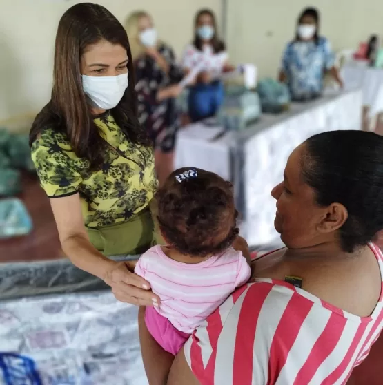 Prefeitura de Medeiros Neto realiza entrega de kits para famílias do bairro Nossa Senhora Aparecida