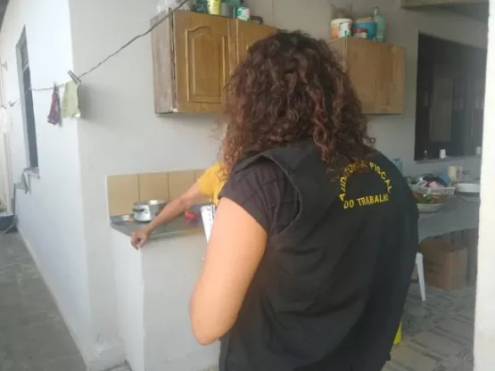 Doméstica é resgatada de trabalho em condições análogas à escravidão no interior da Bahia; mulher recebia R$ 100 por mês