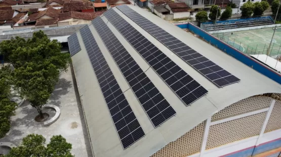 Prefeitura de Teixeira de Freitas começa a instalar painéis solares  em escolas da rede municipal