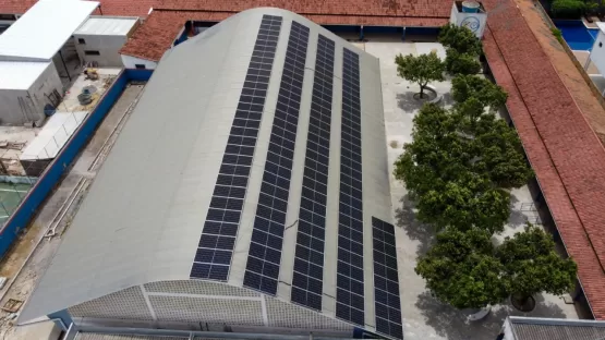 Prefeitura de Teixeira de Freitas começa a instalar painéis solares  em escolas da rede municipal