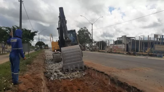 Prefeitura de Mucuri toma para si a responsabilidade de construir toda extensão da borda de meio-fio da BR-101 em Itabatã