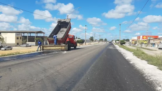 Prefeitura de Mucuri toma para si a responsabilidade de construir toda extensão da borda de meio-fio da BR-101 em Itabatã