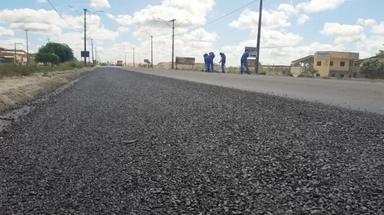 Prefeitura de Mucuri toma para si a responsabilidade de construir toda extensão da borda de meio-fio da BR-101 em Itabatã