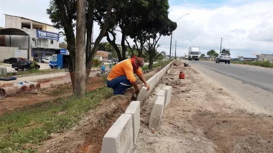 Prefeitura de Mucuri toma para si a responsabilidade de construir toda extensão da borda de meio-fio da BR-101 em Itabatã