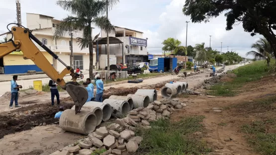 Prefeitura de Mucuri toma para si a responsabilidade de construir toda extensão da borda de meio-fio da BR-101 em Itabatã