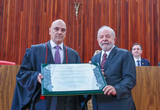 Lula recebe das mãos do ministro Alexandre de Moraes o  diploma de presidente eleito do Brasil