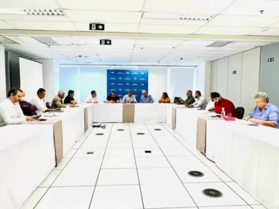 Jerônimo se reúne com partidos aliados e debate reforma administrativa e planejamentos