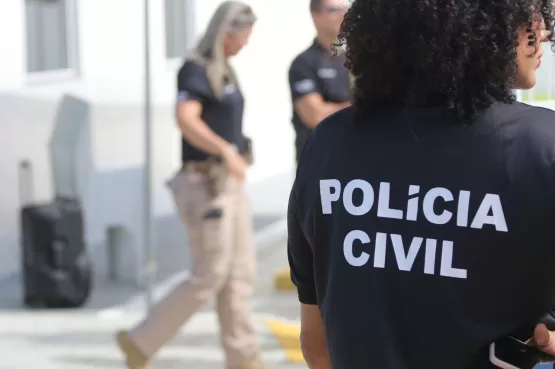 Mulher é presa por espancar a própria filha de 9 anos