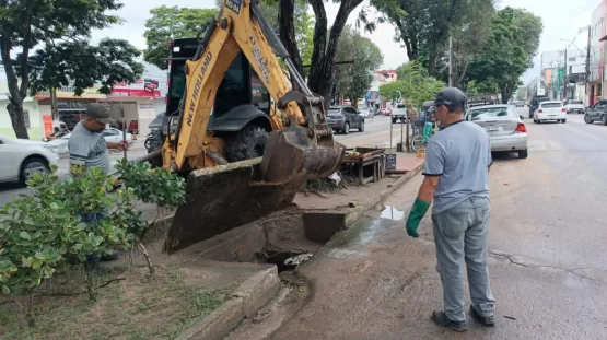 Prefeitura executa limpeza de canais em ruas teixeirenses