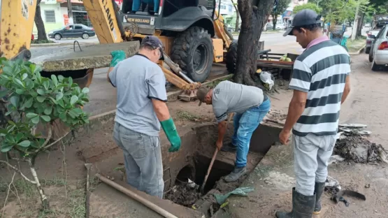 Prefeitura executa limpeza de canais em ruas teixeirenses