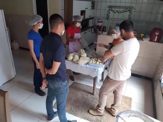 Mão na massa: Suzano apoia grupo de mulheres na produção de biscoitos em Teixeira de Freitas/BA