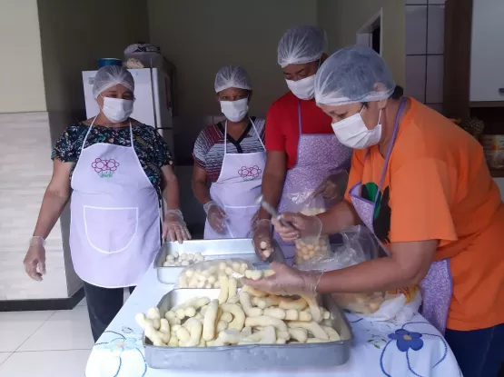 Mão na massa: Suzano apoia grupo de mulheres na produção de biscoitos em Teixeira de Freitas/BA