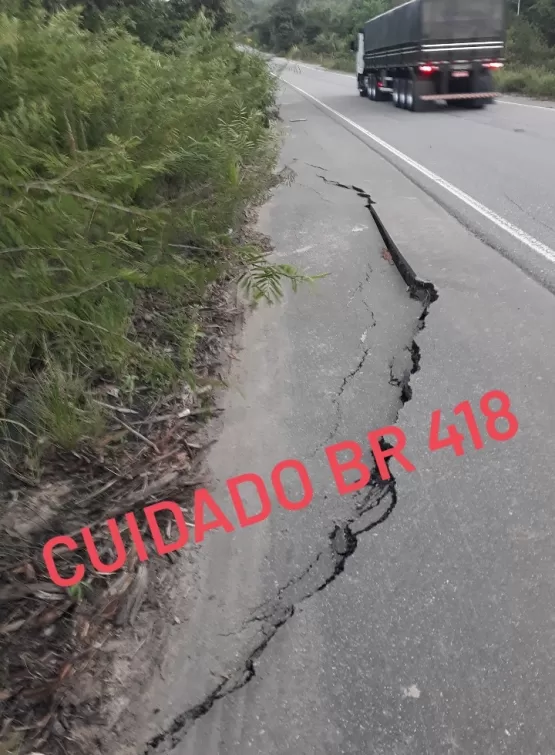 Asfalto ameaça ceder aumentando o perigo na BR 418 entre a BR 101 a cidade de Caravelas