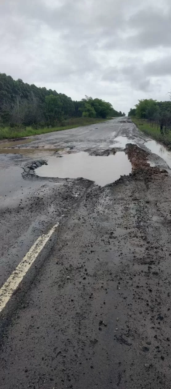 Asfalto ameaça ceder aumentando o perigo na BR 418 entre a BR 101 a cidade de Caravelas