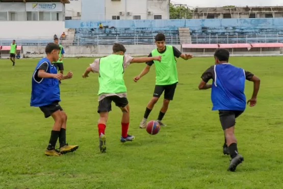 Avaliação de futebol começou nesta sexta (16) no Estádio Municipal de Teixeira de Freitas; saiba como participar