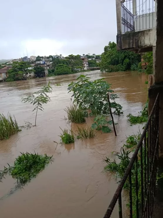 Medeiros Neto em alerta – Água já está invadindo o Centro da cidade