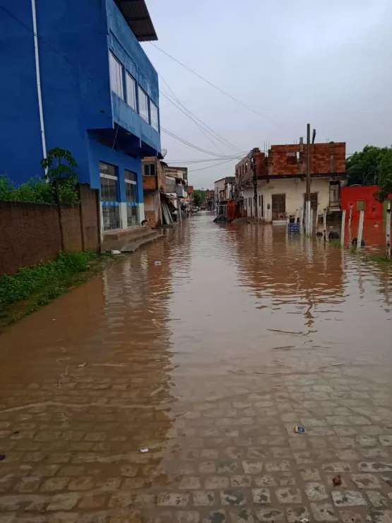 Medeiros Neto em alerta – Água já está invadindo o Centro da cidade