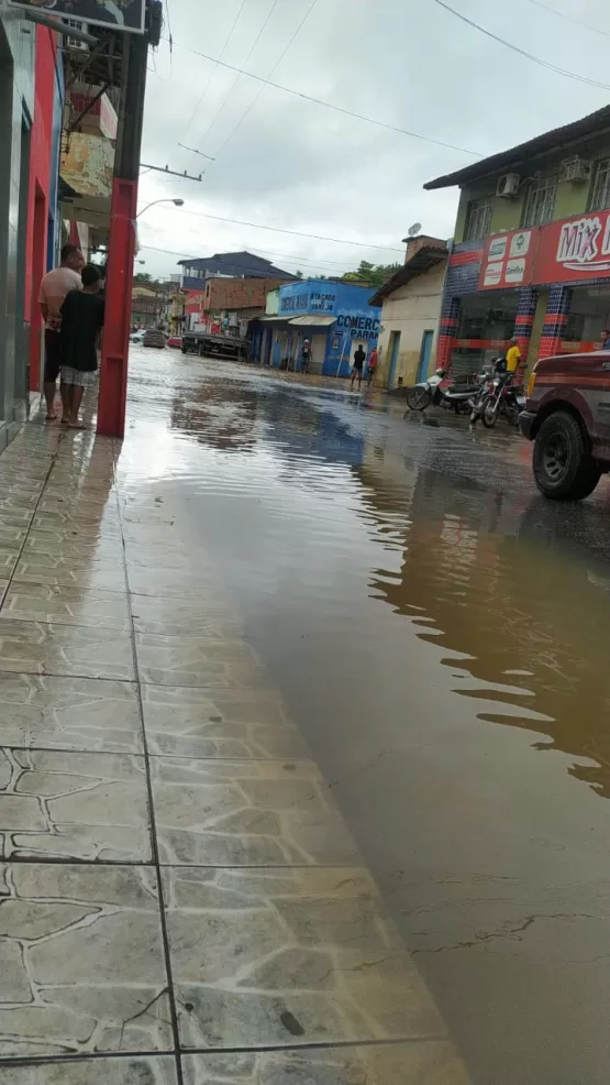 Medeiros Neto em alerta – Água já está invadindo o Centro da cidade