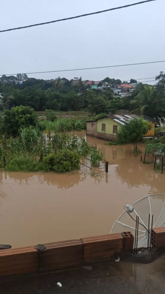 Medeiros Neto em alerta – Água já está invadindo o Centro da cidade